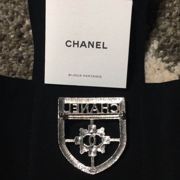 NWT Chanel Shield Crystal Brooch - Picture 3 of 4